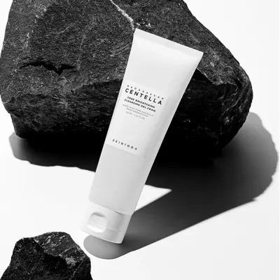 غسول جل رغوي لتفتيح وتوحيد لون البشرة بمدغشقر سنتيلا من سكين 1004 (SKIN1004 Madagascar Centella Tone Brightening Cleansing Gel Foam) - YASSO STORE